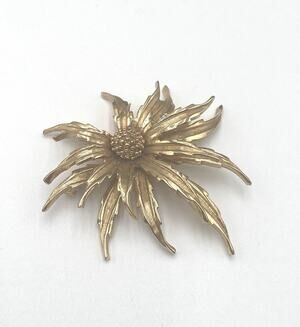 Boucher Numbered 8322 Vintage Signed Retro MCM Gold Tone Flower Brooch